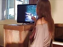 Mara iħobb ifittex onlajn