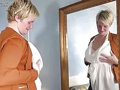 Bħal qarn housewife Olandiża tilgħab mal-ġugarell tagħha