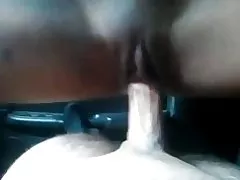 Rides Asjatiċi matur fil-karozza